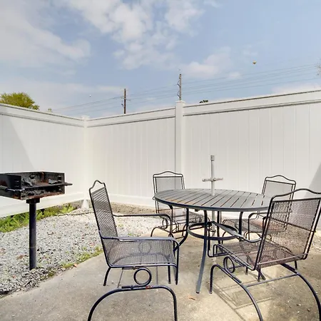 Less Than Half Mi To Gulf Biloxi Condo With Patio!